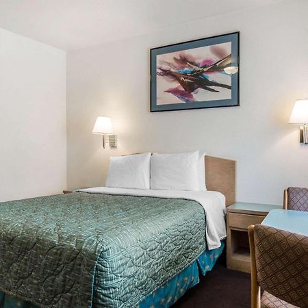 Rodeway Inn Бомонт Экстерьер фото