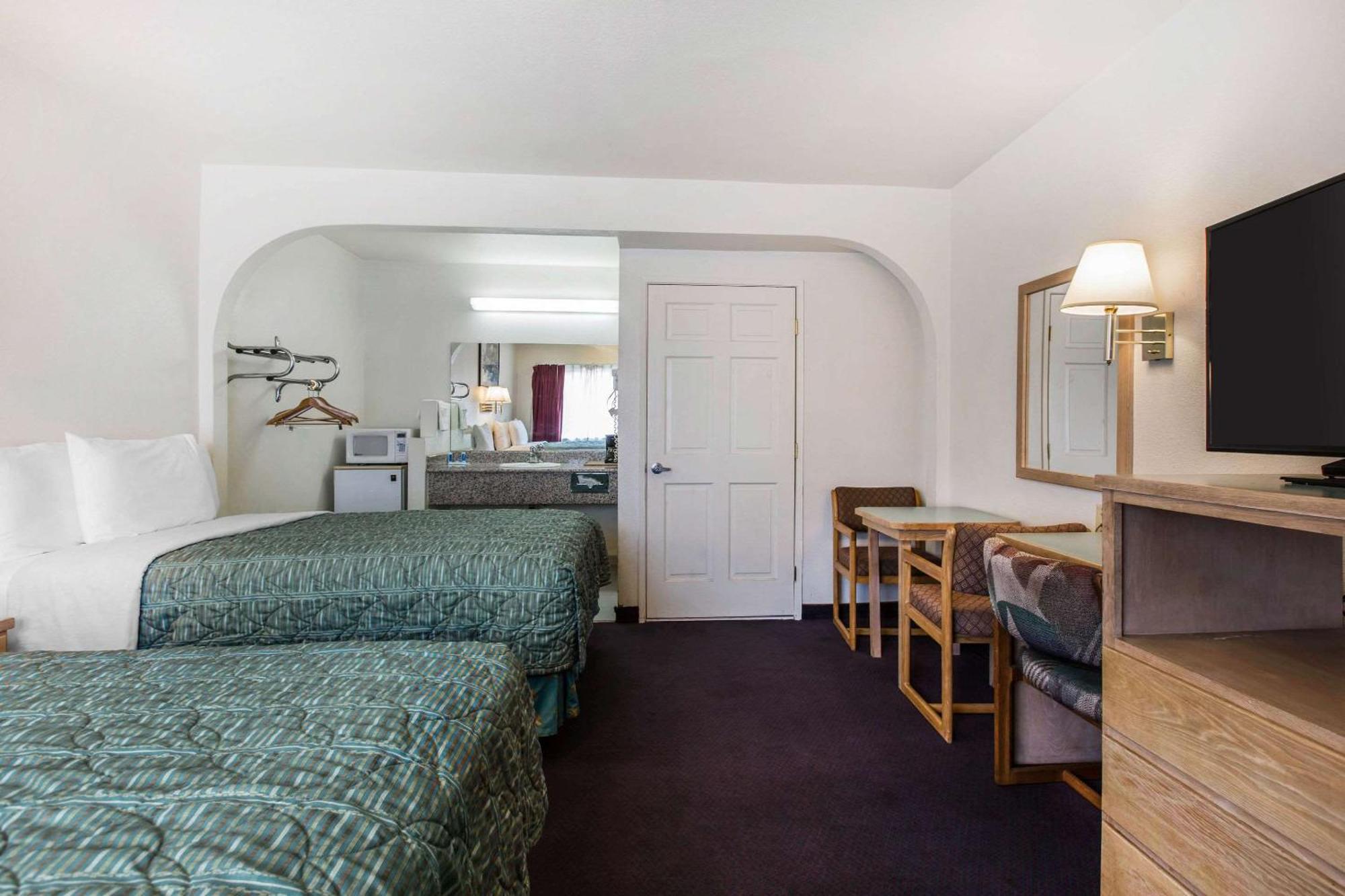 Rodeway Inn Бомонт Экстерьер фото